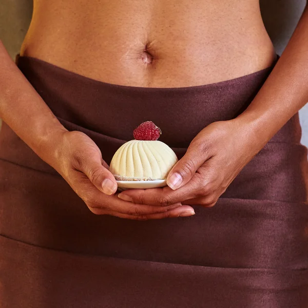 Dessert in hand at level of the abdomen. — Stock Photo, Image