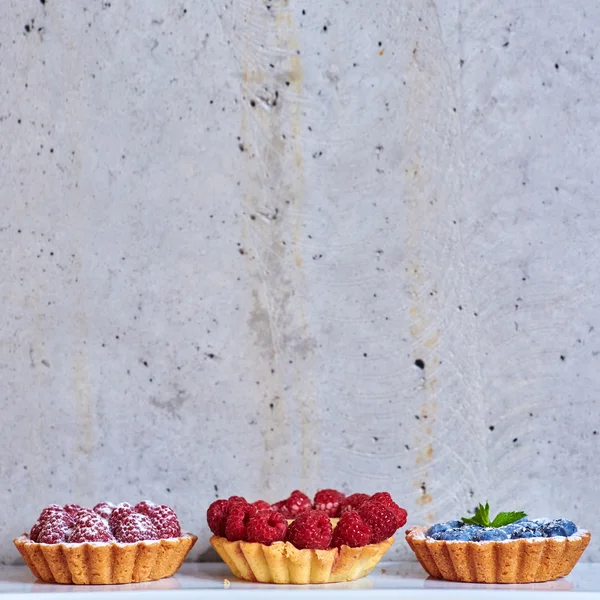 Tartellette di frutta con lamponi e mirtilli — Foto Stock