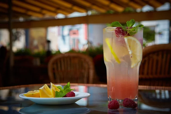 Refreshing homemade lemonade — Stock Photo, Image