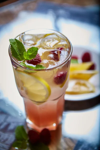 Refreshing homemade lemonade — Stock Photo, Image