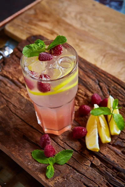 Refreshing homemade lemonade — Stock Photo, Image