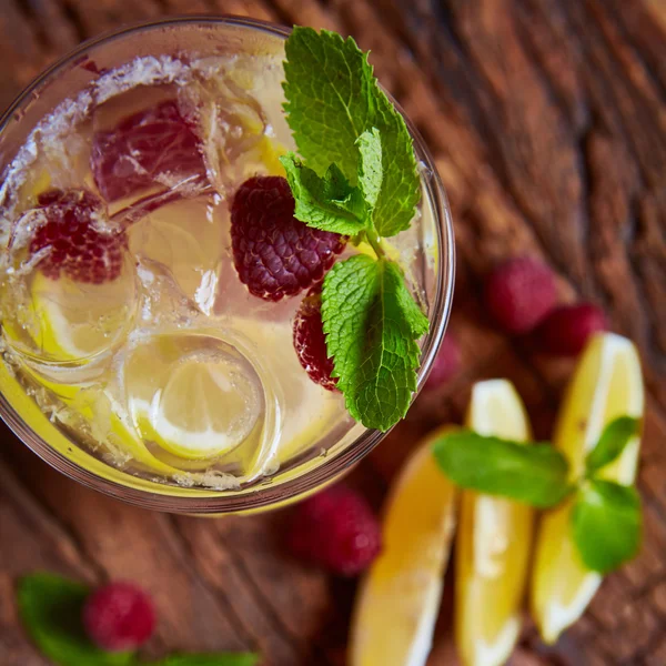 Refreshing homemade lemonade — Stock Photo, Image