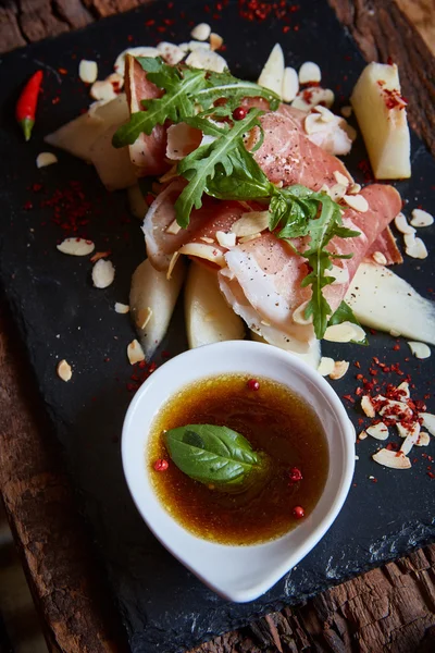 Taze kavun ile ince dilim jambon salatası — Stok fotoğraf
