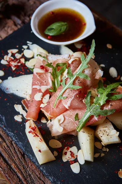 Salada de melão fresco com fatias finas prosciutto — Fotografia de Stock