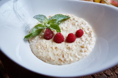 Ahududu ile yulaf ezmesi