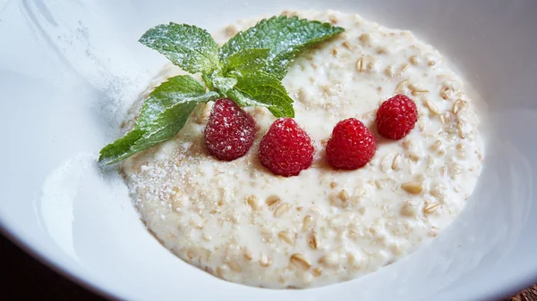 Oatmeal with raspberries — Stock Photo, Image