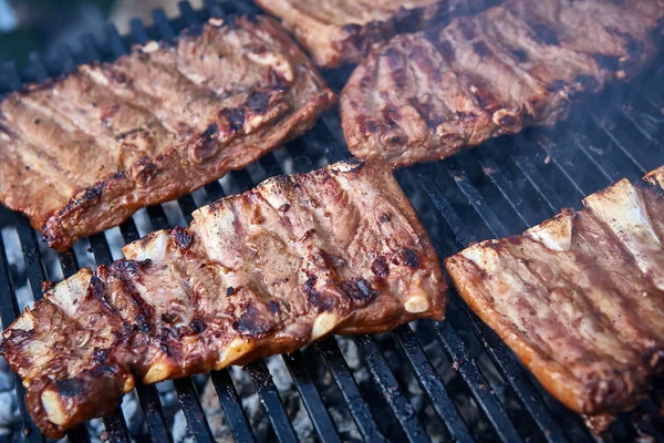 Grilled pork ribs on the grill. — Stock Photo, Image