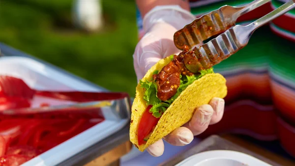 Chef making tacos at a street cafe — Stock Photo, Image