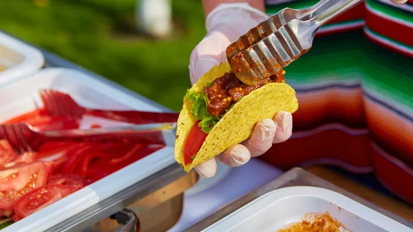 Taco sokak bir kafede yapma Şef — Stok fotoğraf