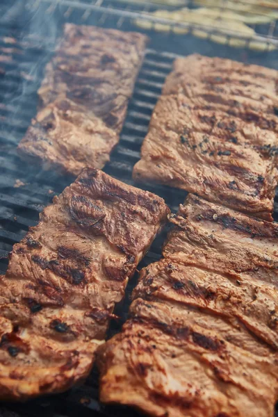 Grilled pork ribs on the grill. — Stock Photo, Image