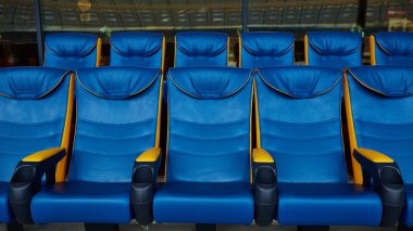 spor stadyum üzerinde mavi sandalye