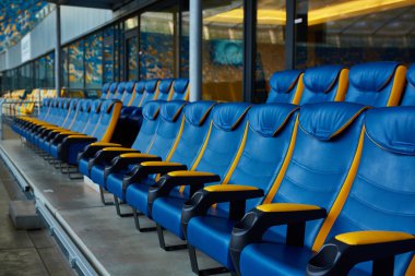 spor stadyum üzerinde mavi sandalye