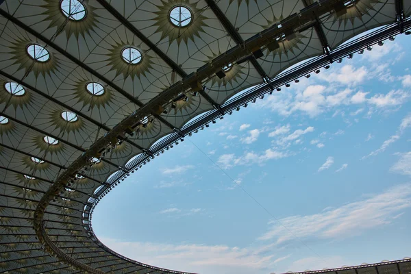 Guarda oltre il tetto dello stadio — Foto Stock