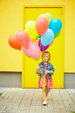 mutlu küçük kız açık havada balonlar ile
