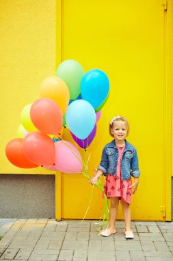 mutlu küçük kız açık havada balonlar ile