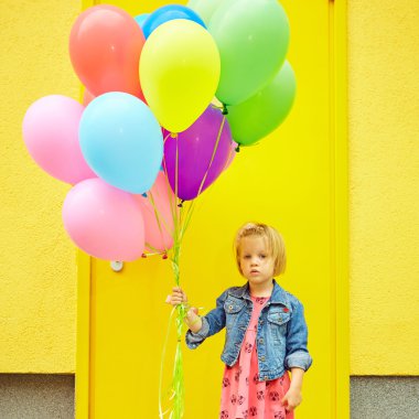 mutlu küçük kız açık havada balonlar ile