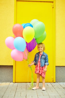 mutlu küçük kız açık havada balonlar ile
