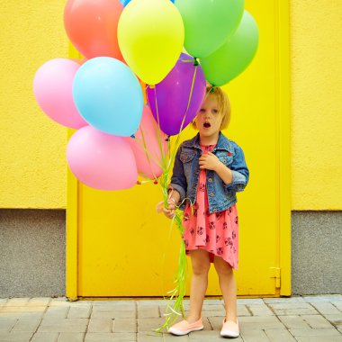 mutlu küçük kız açık havada balonlar ile