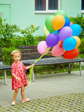 mutlu küçük kız açık havada balonlar ile