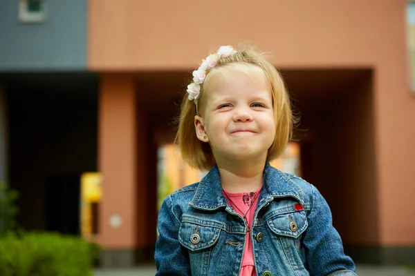 面白い小さな子供、かわいい金髪の幼児の女の子の肖像画 — ストック写真