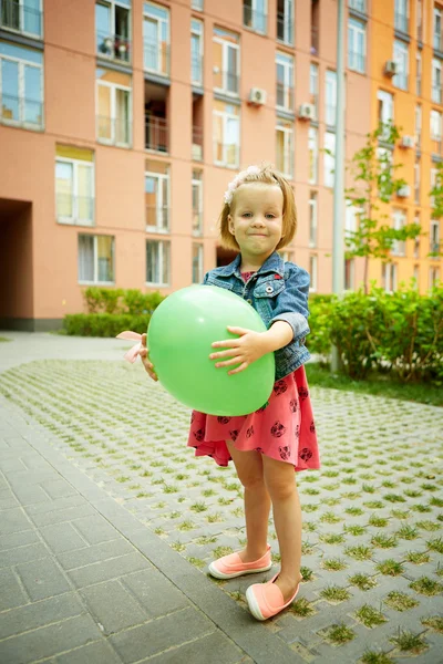 Porträt eines lustigen kleinen Kindes — Stockfoto