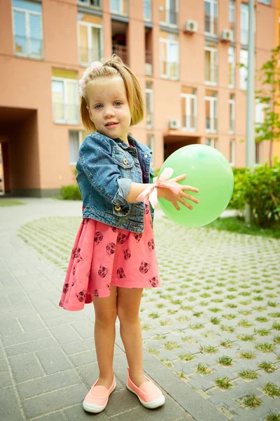 Porträt eines lustigen kleinen Kindes — Stockfoto