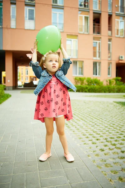 Porträtt av roliga lilla barnet — Stockfoto