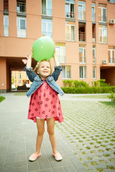 Porträt eines lustigen kleinen Kindes — Stockfoto