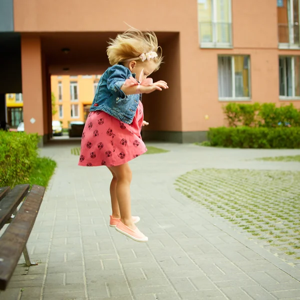 Ευτυχισμένος μικρό παιδί, μικρό ξανθό παιδί κορίτσι άλματα — Φωτογραφία Αρχείου