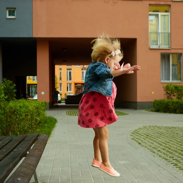 Gelukkig weinig kind, blonde peuter meisje springen — Stockfoto
