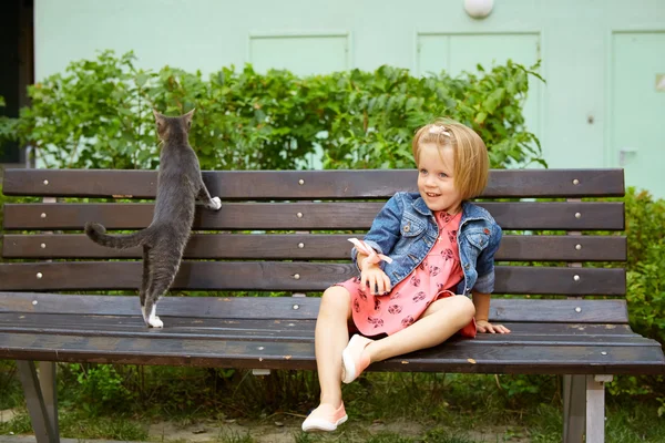 Porträtt av roliga lilla barnet, bedårande blonda barn girl — Stockfoto