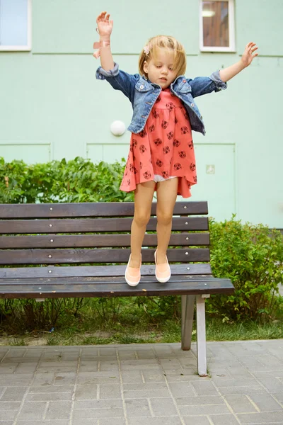 Felice bambino, bambina bionda che salta — Foto Stock