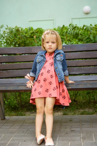 Retrato de un niño divertido, adorable niña rubia —  Fotos de Stock