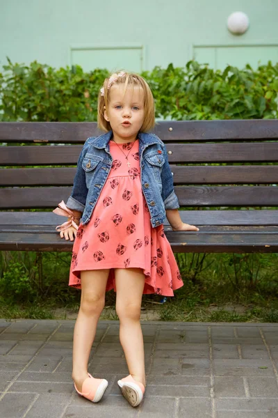 Portret van grappige kleine kind, schattige blonde peuter meisje — Stockfoto