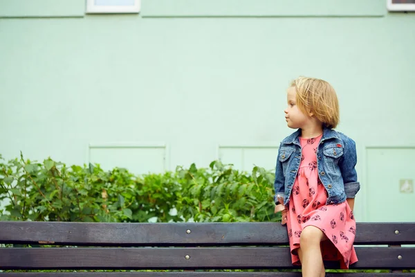 Портрет забавного маленького ребенка, очаровательная блондинка девочка — стоковое фото