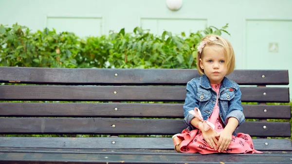 Ritratto di bambina divertente, adorabile bambina bionda — Foto Stock