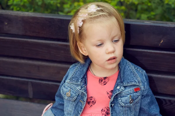 Ritratto di bambina divertente, adorabile bambina bionda — Foto Stock