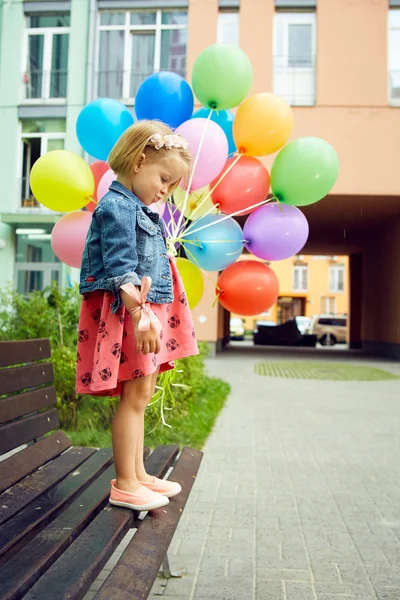Ευτυχισμένη κοριτσάκι σε εξωτερικούς χώρους με μπαλόνια — Φωτογραφία Αρχείου