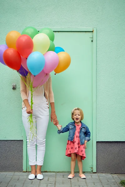 Mor och barn med färgglada ballonger — Stockfoto