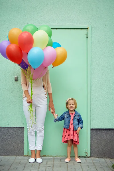 母と子のカラフルな風船で — ストック写真