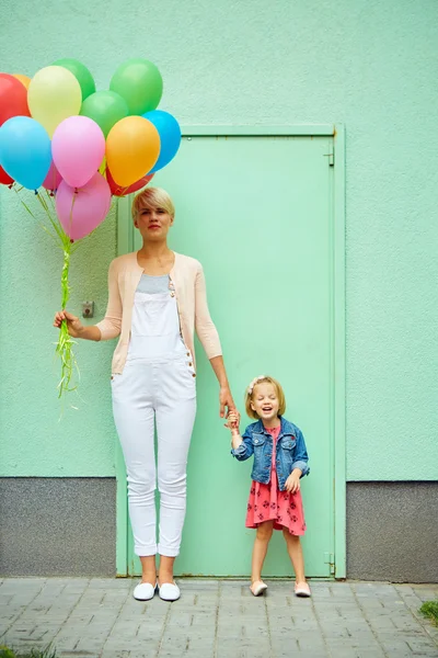 Matka i dziecko z kolorowych balonów — Zdjęcie stockowe