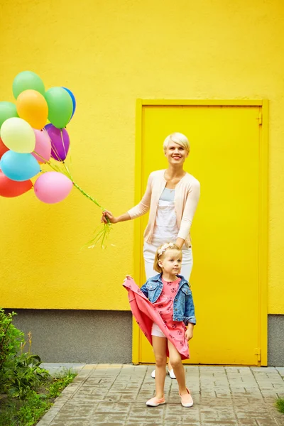 Matka i dziecko z kolorowych balonów — Zdjęcie stockowe