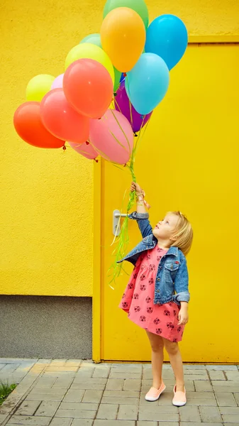 Šťastná holčička venku s balónky — Stock fotografie