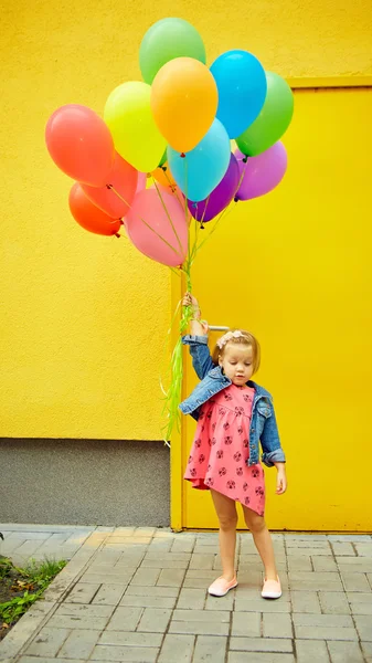 快乐的小女孩，在户外用气球 — 图库照片