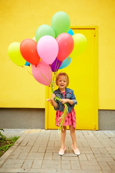 Šťastná holčička venku s balónky — Stock fotografie