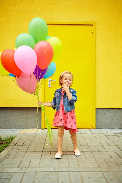 Šťastná holčička venku s balónky — Stock fotografie