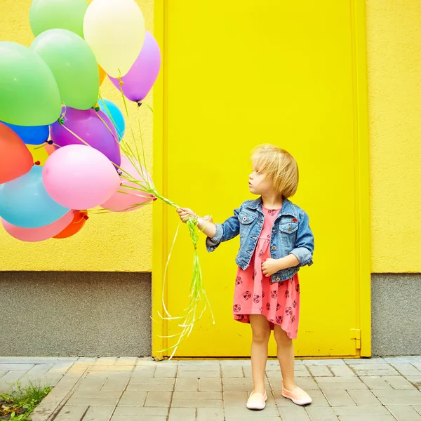 Šťastná holčička venku s balónky — Stock fotografie