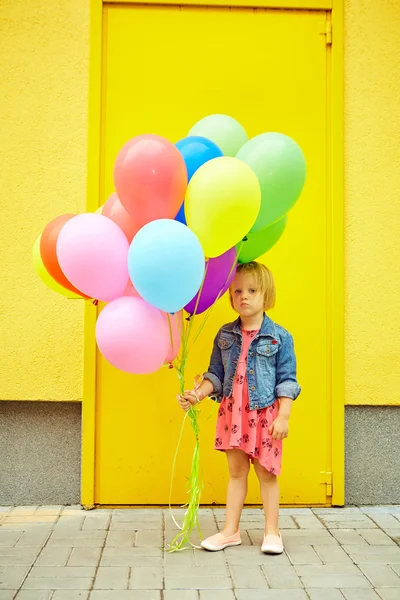 Felice bambina all'aperto con palloncini — Foto Stock