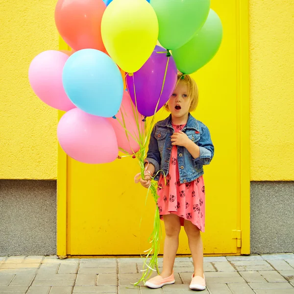 Feliz niña al aire libre con globos — Foto de Stock