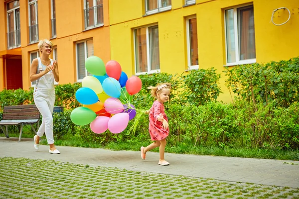 Matka a dítě s barevnými balónky — Stock fotografie